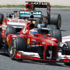 Alonso delante de Hamilton y Grosjean en las primeras vueltas.