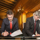 Juan Martínez Majo y Juan Francisco García Marín, ayer durante la firma. F. OTERO PERANDONES