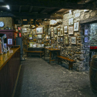 La bodega El Pescador, sita en la calle Cruz de Miranda de Ponferrada, es una de las cinco que resiste al tiempo. Se ha modernizado pero conserva el espíritu de siempre. Allí se habla sin prisas, se juega al futbolín, se sienta uno alrededor del ‘ch