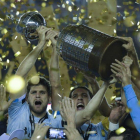 Los jugadores del Gremio levantan la Copa Libertadores del 2017.
