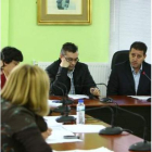 El alcade (derecha) junto a varios concejales.