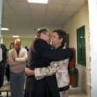 Mercedes Gallizo se abraza al delegado del Gobierno en Valencia tras el motín de Picassent