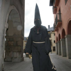 El Lambrión Chupacandiles, una de las singularidades de la Semana Santa de Ponferrada,  recorre las calles anunciando la Semana Santa