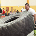 Antonio Bueno, en la última prueba de Boñar, el levantamiento de un neumático de 440 kilos.