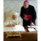 Benedicto XVI firma su primera encíclica ante el arzobisno Sandri