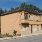 El edificio es de dos plantas y también tiene bodega.