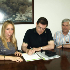 Rodríguez, Sanz y Blanco firman el convenio.