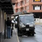 Una máquina barredora realiza tareas de aseo en la avenida de la Vía de la Plata