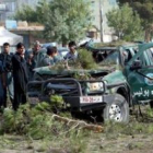 Miembros de la Policía afgana revisan los daños tras la explosión.