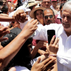 Andrés Manuel López Obrador saluda a simpatizantes  en la ciudad de Zitacuaro, en el estado mexicano de Michoacán.