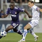 El centrocampista francés del Madrid Lassana Diarra lucha por el balón con Benoit Pedretti.