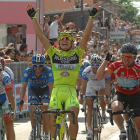El ciclista italiano Guardini celebra su victoria al sprint.