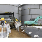 Miembros de la NRA inspeccionan la planta nuclear de Daiichi en Fukushima.