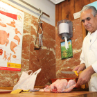 Un operario prepara carne de ave en una carnicería helal de la capital leonesa.