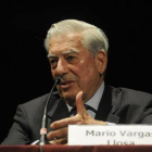 Mario Vargas Llosa, el pasado 10 de abril, en Rosario, durante una conferencia.