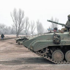 Fuerzas ucranianas se dirigen en un blindado hacia Debaltseve, en la región de Donetsk, ayer, horas antes de que entrara en vigor el alto el fuego.