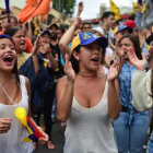 Varias jóvenes gritan consignas contra el presidente Maduro, en Los Teques (Estado de Miranda, Venezuela), este miércoles.