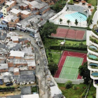 Diferencia entre un barrio rico y un barrio pobre de Sao Paulo.