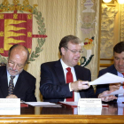 El consejero y los alcaldes de Valladolid y Arroyo, ayer, en la firma del acuerdo.