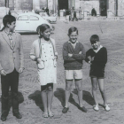 Rajoy, el primero por la izquierda, en la plaza de San Isidoro en 1968 con sus hermanos más pequeños, en una foto que aparece en el libro autobiográfico.