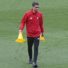 El técnico deportivista, Rubén Vega, prepara un ejercicio durante un entrenamiento en el Anexo de El Toralín. L. DE LA MATA