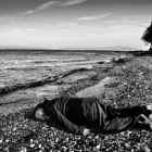 Ai Weiwei tumbado en una playa de Lesbos recreando la muerte del pequeño Aylán.