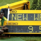 Bolt señala su nueva gesta deportiva en los 100 metros.