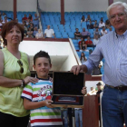 Ana Díez y Héctor Cabezas, con la placa con la que el mundo del toreo homenajeó a su padre.