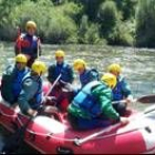 Un grupo de jóvenes de Villaquilambre, durante el descenso por el río Porma