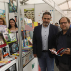 En la imagen de la izquierda, el concejal de Cultura y el alcalde de La Bañeza ayer en la Feria del Libro; en la derecha el stand del Diario de León. FERNANDO OTERO