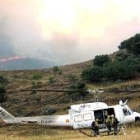 La brigadas de extinción, a punto de montar en el helicóptero el día del incendio en el Curueño