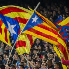 Varias 'estelades' ondean en el Camp Nou durante el partido entre el Barça y el Eibar.