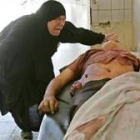La madre de Samah Hussein llora ante el cadáver de su hijo, muerto en el atentado de ayer en Bagdad