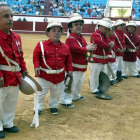 Pepín (izquierda), en la plaza de toros de León, antes de comenzar una actuación.