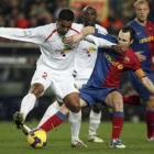 El centrocampista brasileño del Mallorca, Cléber Santana, pugna por el balón con Iniesta