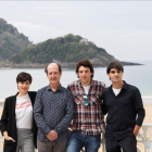 Loreto Mauleon, Mikel Laskurain, Jon Olivares y Eneko Sagardo, protagonistas de Patria, en un descanso del rodaje de la serie en San Sebastián.