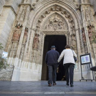 na pareja entra a la Catedral de Sevilla. JOSÉ MANUEL VIDAL