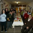Los discapacitados y el personal de Aspaym durante el acto social