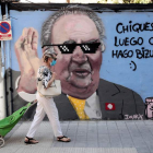 Un grafiti del rey emérito, firmado por el artista J. Warx, en una calle de Valencia. BIEL ALIÑO