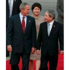 Bush conversa con el ministro de Exteriores surcoreano, Yu Myung-hwan