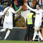 Higuaín celebra su primer gol, tercero de su equipo, junto a sus compañeros Marcelo y Kaká.