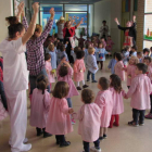 Los pequeños de la escuela infantil bailaron y escucharon cuentos durante la fiesta de la castaña.