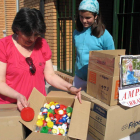 Flor Martínez, ayer con las cajas de tapones en el colegio.