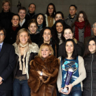 Isabel Carrasco posa con las jugadoras, cuerpo técnico y directivos del León Balonmano Cleba.