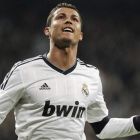 El delantero portugués del Real Madrid Cristiano Ronaldo celebra su primer gol durante el partido frente a la Real Sociedad correspondiente al partido que abrió el año en el estadio Santiago Bernabéu.