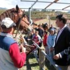 García-Prieto entrega uno de los premios de la feria de Lillo