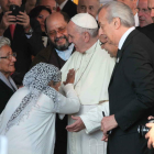 El papa conversa con dos mujeres durante su visita al barrio del Bañado Norte.