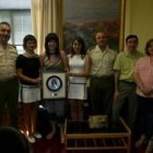 Las premiadas, junto a los mandos militares y la dirección del centro