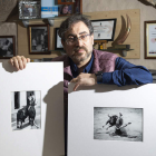 El fotógrafo Manolo Navarro, con dos de las fotografías con las que ganó el premio. DOMENECH CASTELLÓ