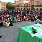 Un momento de la protesta de ayer contra la intervención policial en la Plaza de Cataluña.